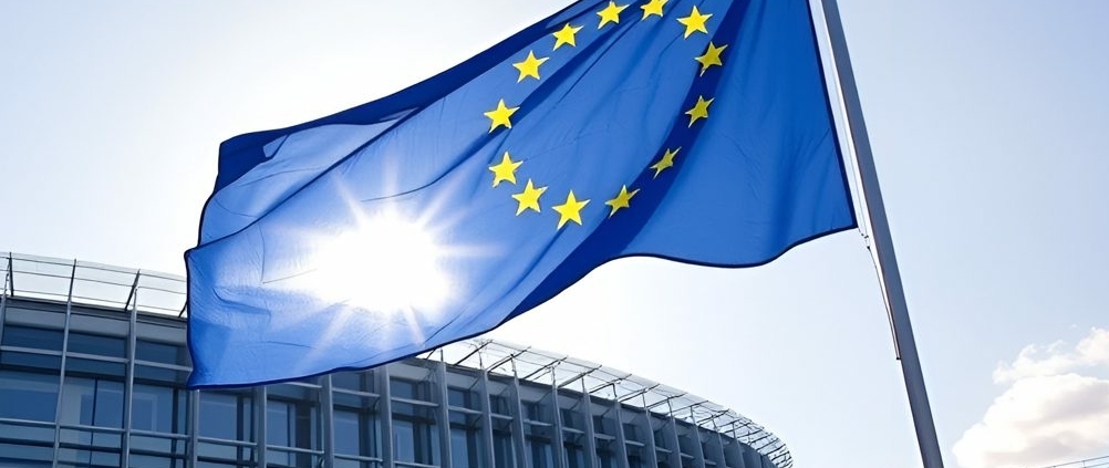Drapeau européen flottant devant un bâtiment des institutions européennes