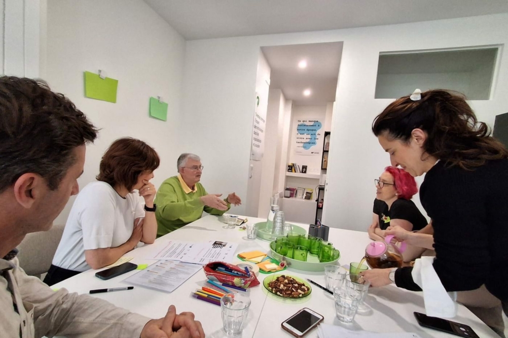 Animatrice d'eutopique présentant un exercice d'échauffement lors de l'atelier OUR CULTURE à Paris