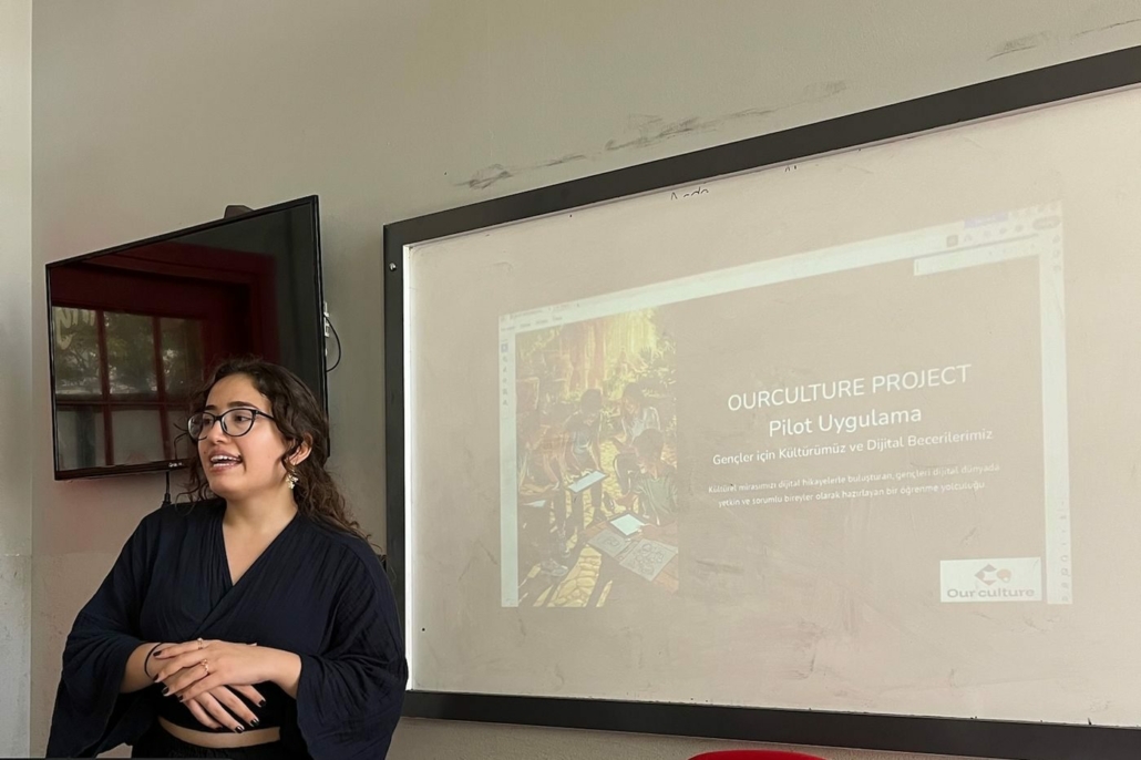 Échange intergénérationnel autour d'une table pendant l'atelier OUR CULTURE à Paris