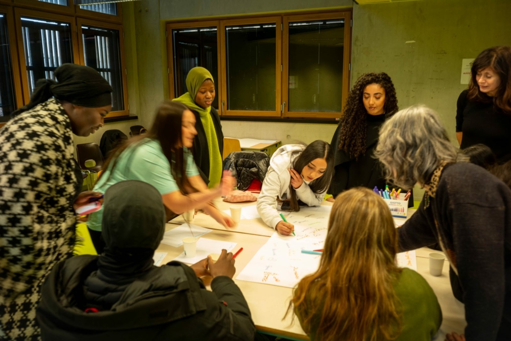 Jeunes et adultes écrivant autour d'une grande affiche « Culture » lors de l'atelier OUR CULTURE en France