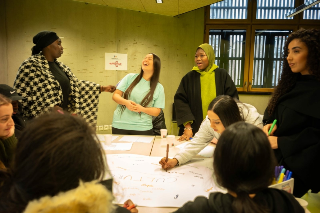Éclats de rire pendant l'atelier OUR CULTURE en France, autour de la carte mentale « Culture »