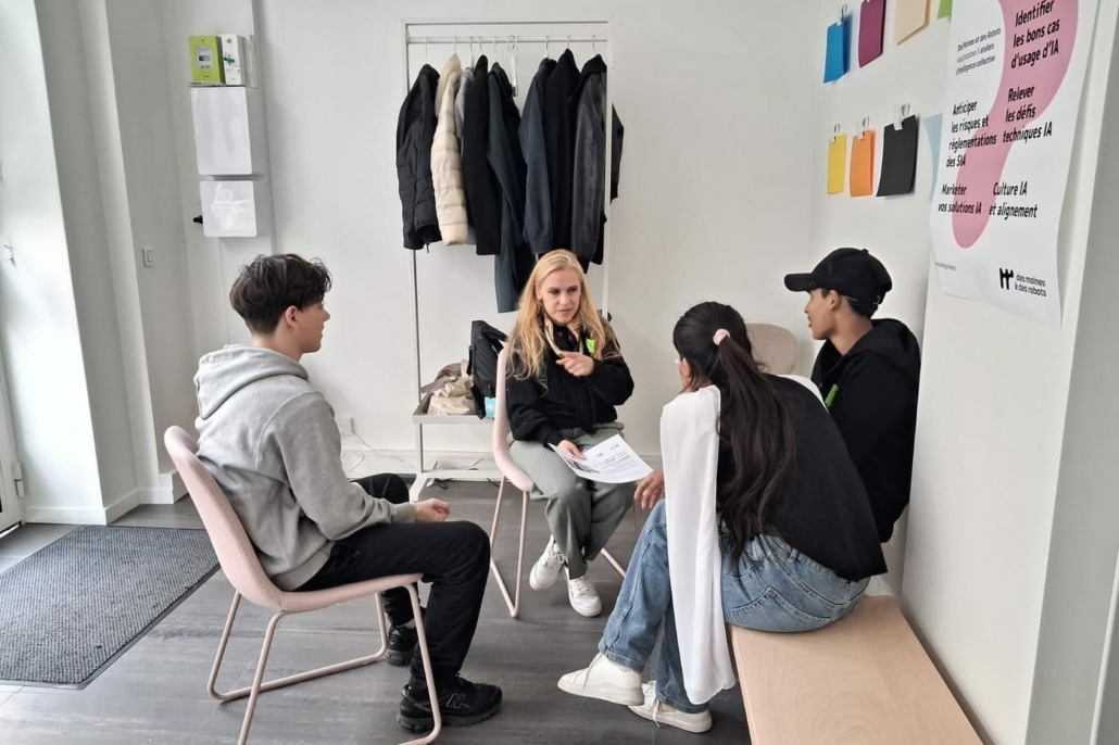 Discussion en petit groupe assis au sol lors de l'atelier pilote OUR CULTURE