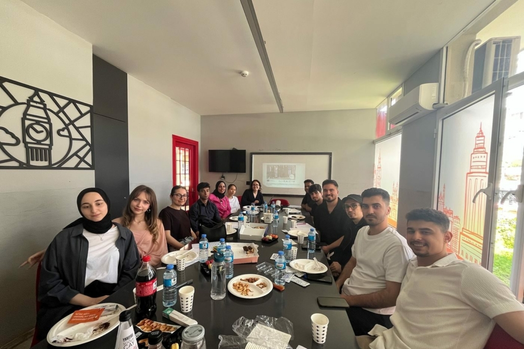 Une animatrice présente une activité aux jeunes lors de l'atelier pilote OUR CULTURE en Turquie