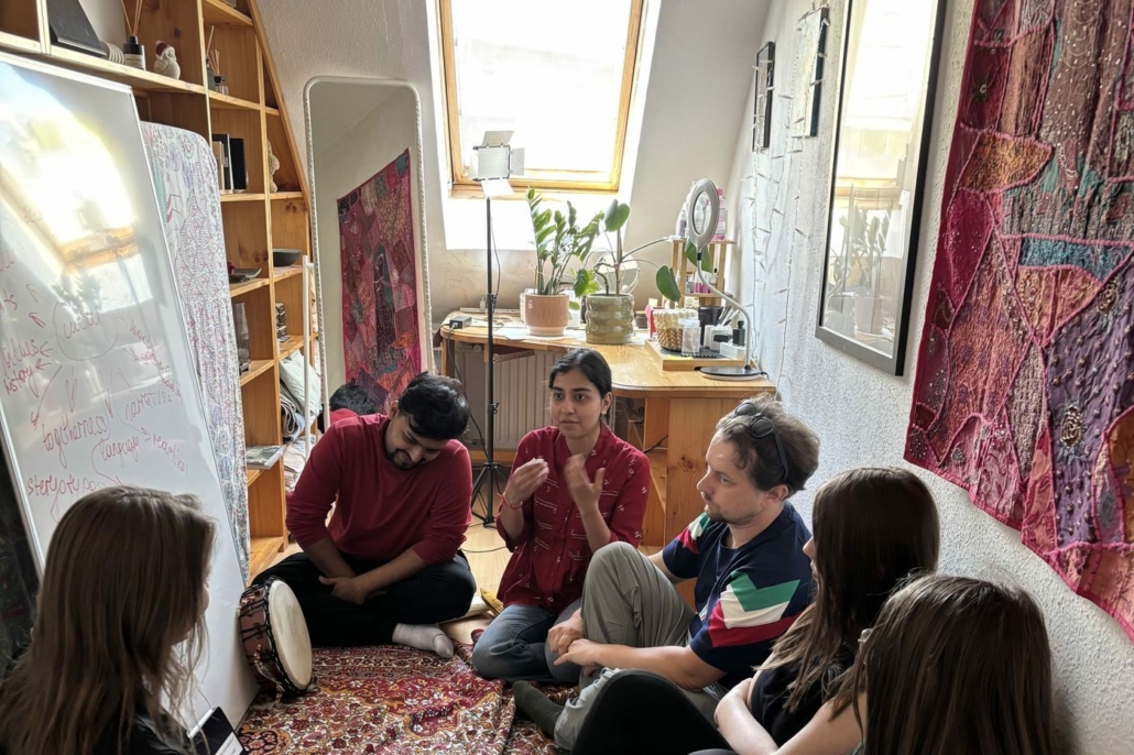 Groupe de jeunes réunis autour d'une table lors de l'atelier pilote OUR CULTURE en Turquie